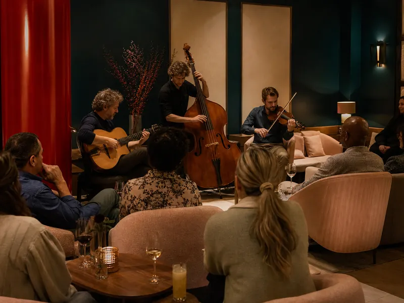 Akoestische livesessie in een intieme salon